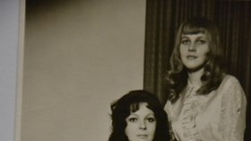 Móda za totáče: Jarka a Hanička, dvě kamarádky, ve společenských šatech v roce 1970