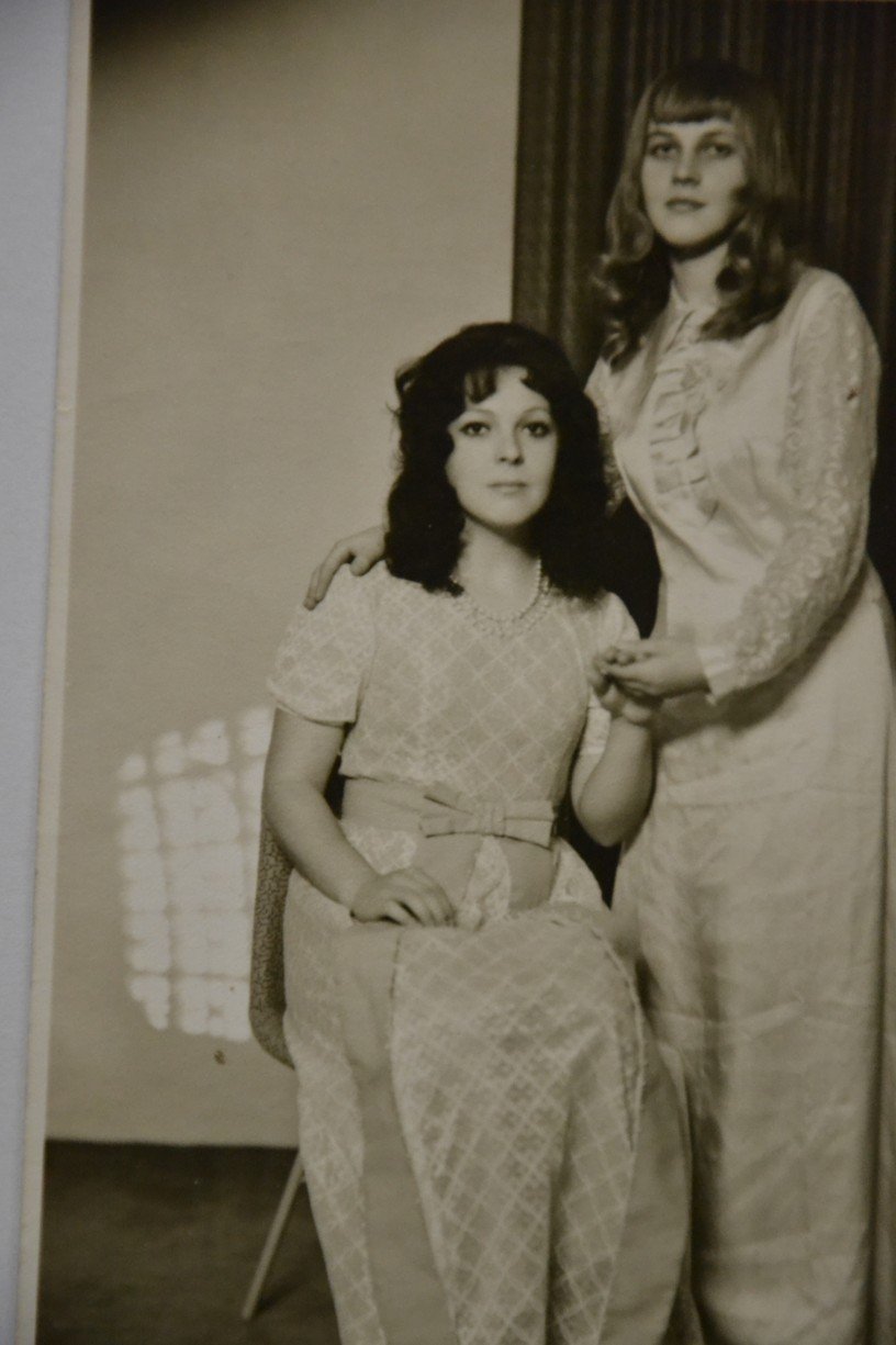 Móda za totáče: Jarka a Hanička, dvě kamarádky, ve společenských šatech a v roce 1970