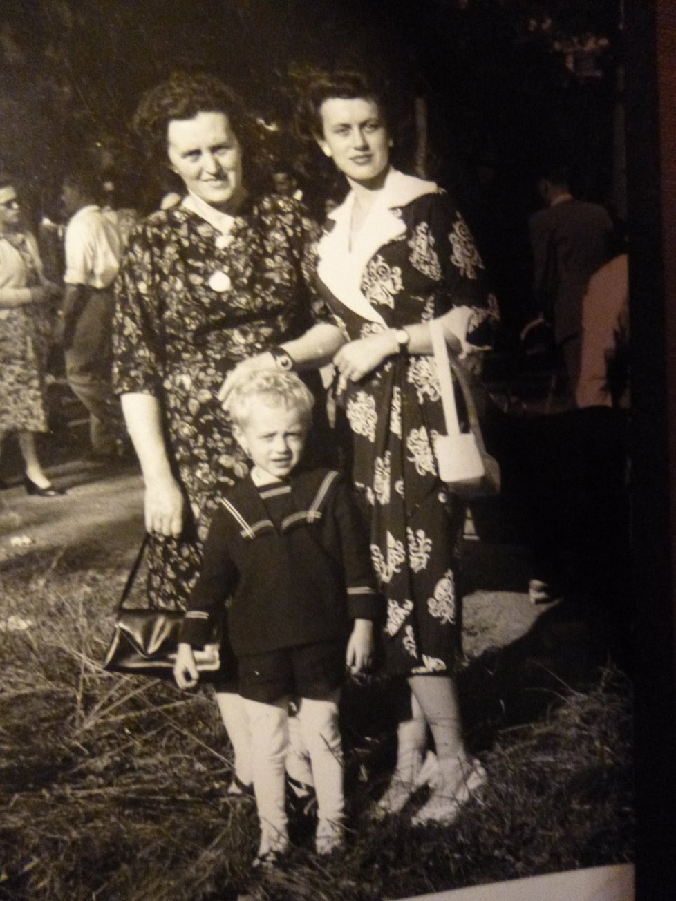 Móda za totáče: Loket nad Ohří, 1957. Čtenář Ivar s maminkou a babičkou