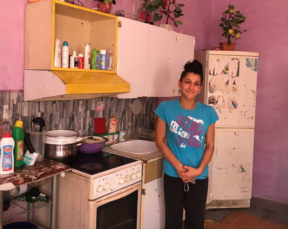 Jiřina D. s partnerem a dětmi bydlí v garsonce městské ubytovny, její sestra, jejíž děti skončily v nemocnici, u nich byla na návštěvě.