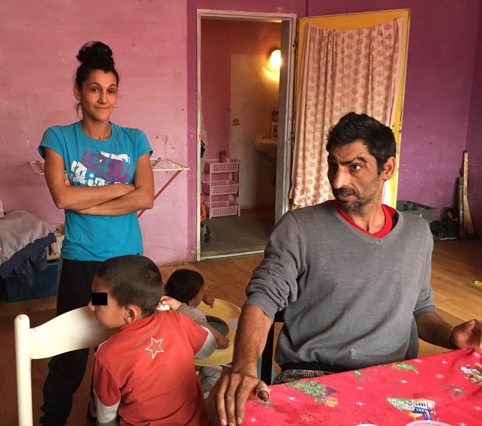 Milan H. s Jiřinou D. a dětmi bydlí v garsonce městské ubytovny, příbuzní, jejichž děti skončily v nemocnici, u nich byli na návštěvě.
