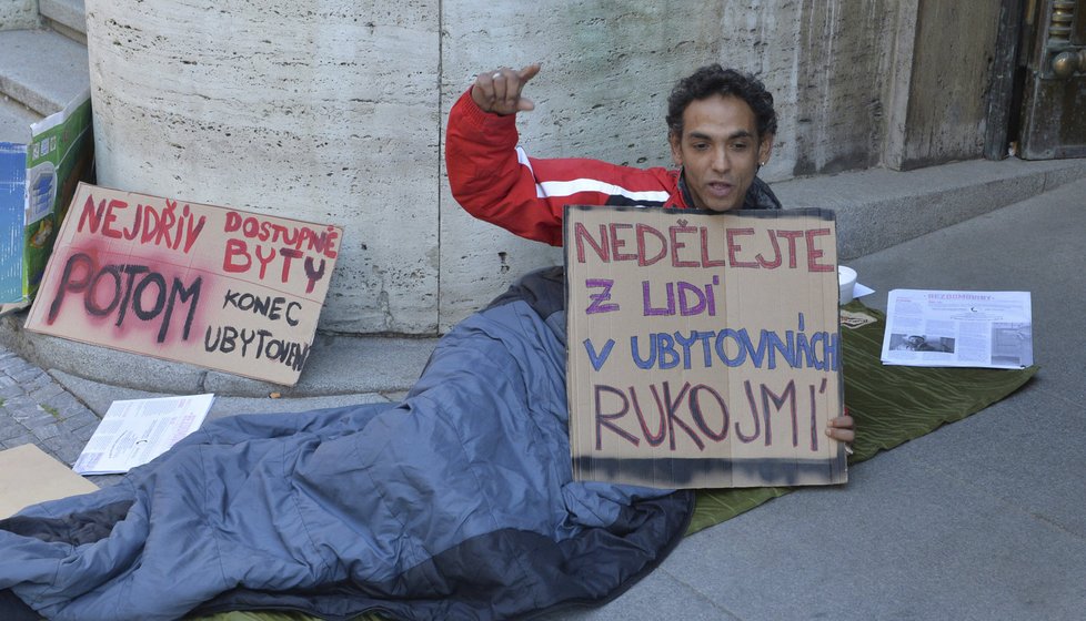Protest bezdomovce Juliuse Kaly před ministerstvem práce a sociálních věcí proti drahým ubytovnám v Česku