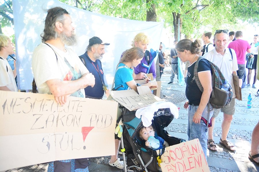 Protest za schválení zákona o sociálním bydlení