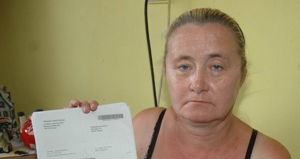 Magdalena Rožičová (49) ukazuje zamítnuté žádosti o sociální dávky.