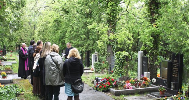 Sociální pohřeb v Praze 7, kde pochovali i manžele Karla a Marii, kteří zemřeli v letech 1965 a 1985.