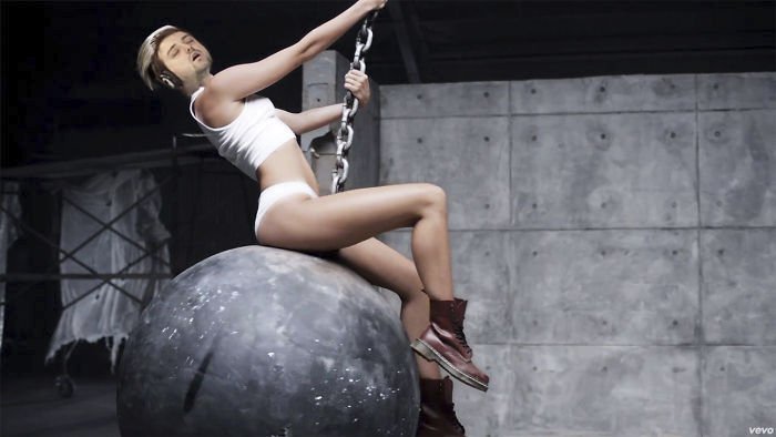 Vtípky se spáčem: Miley Cyrus v klipu Wrecking Ball
