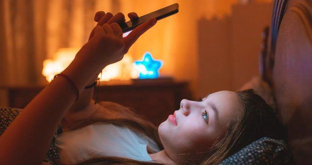 Sociální sítě narušují dětem spánek a duševní zdraví. Expert: Nastavte pravidla