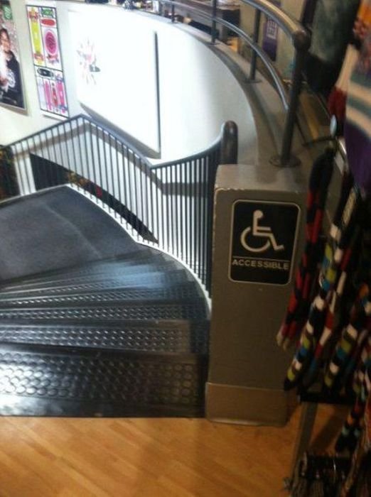 Tyto schody jsou zcela jistě přístupné vozíčkářům.