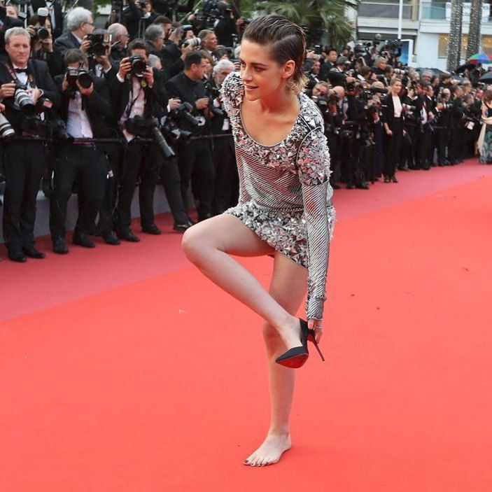 Kristen Stewart se předvedla na filmovém festivalu v Cannes. Herečka je známá svým podivným chováním, ale nepřehnala tohle už trochu? Na festivalu měla hodně vysoké lodičky, které jí nejspíš nepřišly moc pohodlné. Prostě si je přede všemi sundala a šla bosa!!