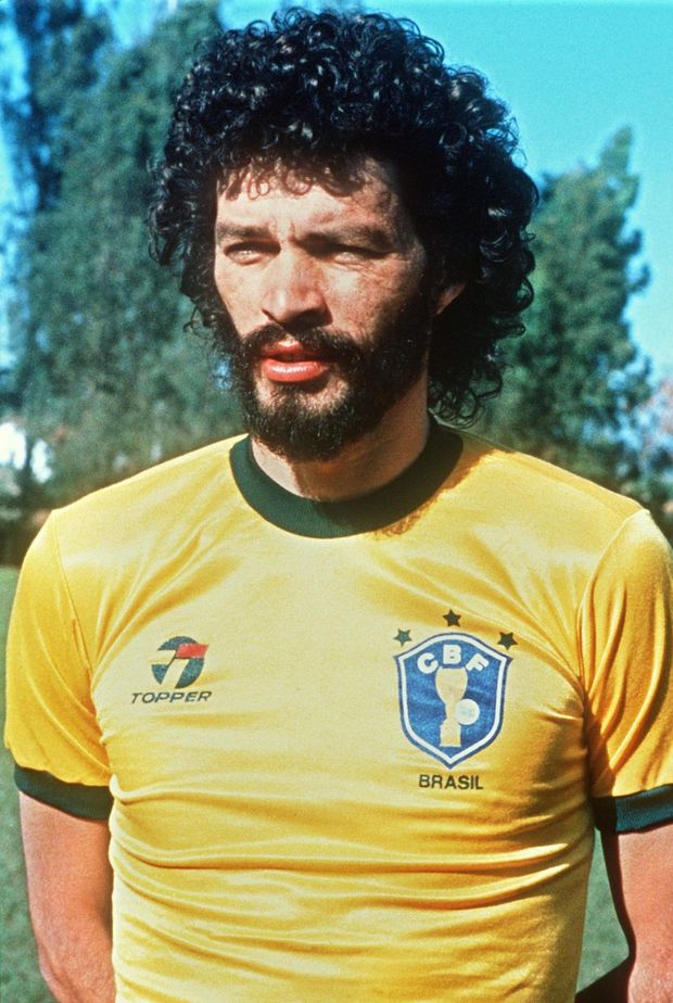Bývalý kapitán brazilských fotbalistů Sócrates zemřel. Bývalý kapitán brazilských fotbalistů Sócrates zemřel.