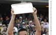 Robin Söderling s trofejí za prohrané finále French Open
