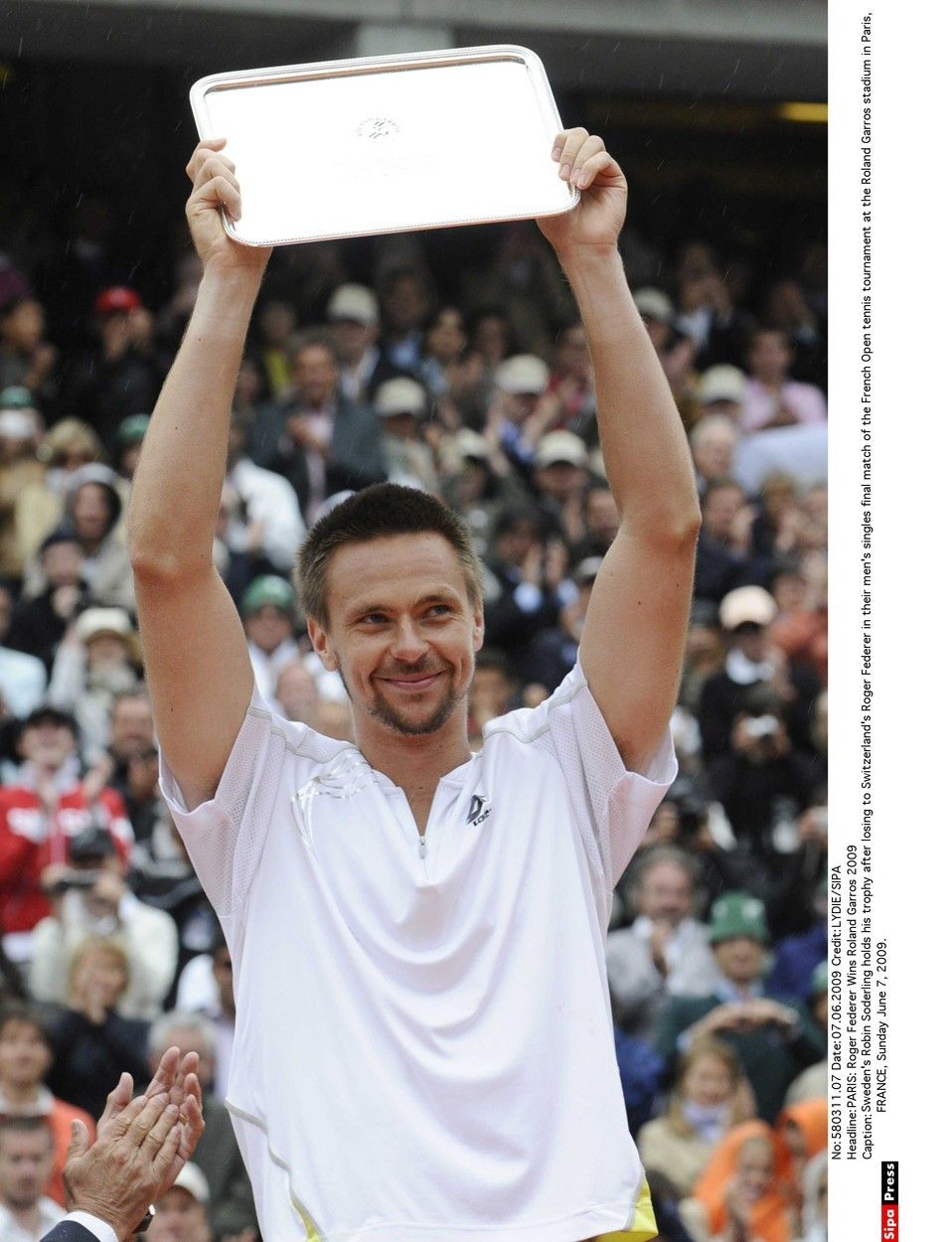 Robin Söderling s trofejí za prohrané finále French Open