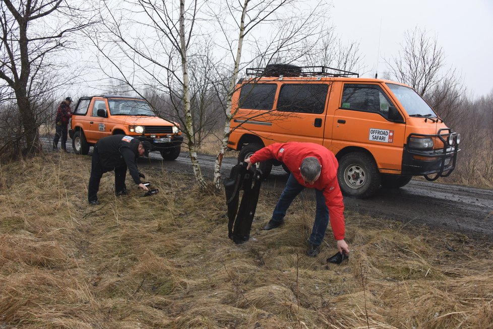 Prakticky při každé jízdě v bývalých důlních výsypkách šoféři Off roadsafari likvidují odpad podél cest