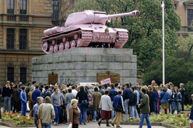 Slavný růžový tank, který přebarvil výtvarník David Černý