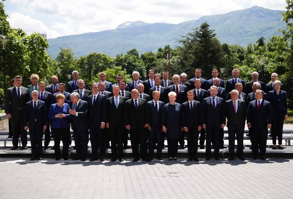 Familly photo - všichni účastníci summitu v Sofii se sešli ke společné fotografii. Český premiér Babiš stojí v zadní řadě.