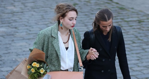 Ivana Jirešová s dcerou Sofií Höppnerovou na premiéře seriálu Lež na pláži