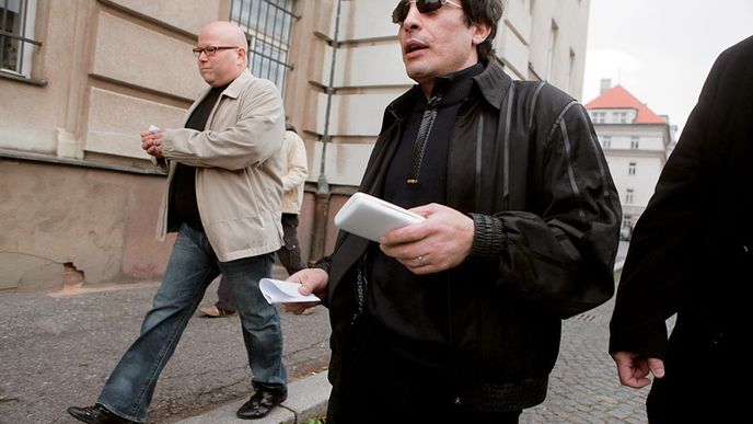 Advokát obviněného JURIJ KRAMARIČ (vlevo) doprovází svého klienta k pražskému soudu