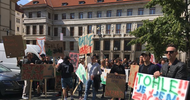 Demonstrace SOHO Prague před magistrátem na Mariánském náměstí