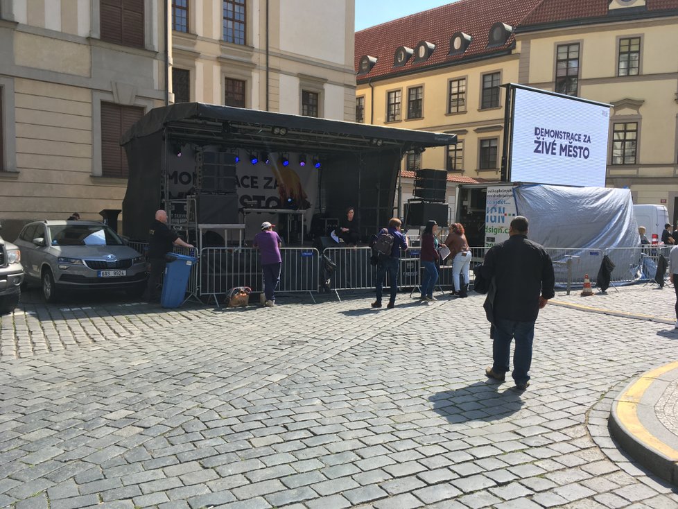 Demonstrace SOHO Prague před magistrátem na Mariánském náměstí