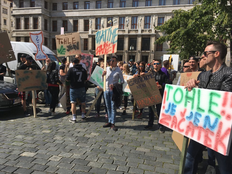 Demonstrace SOHO Prague před magistrátem na Mariánském náměstí