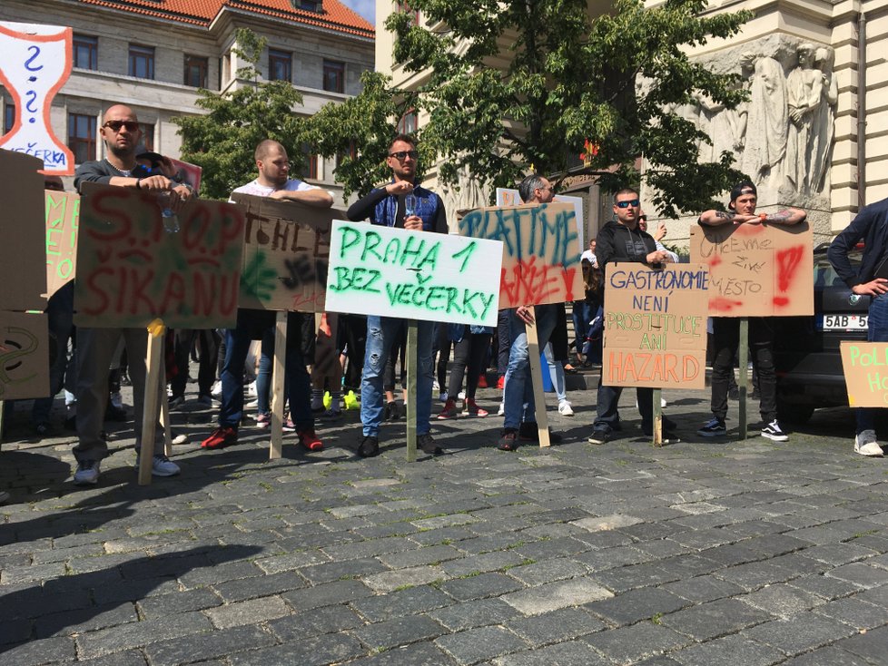 Demonstrace SOHO Prague před magistrátem na Mariánském náměstí