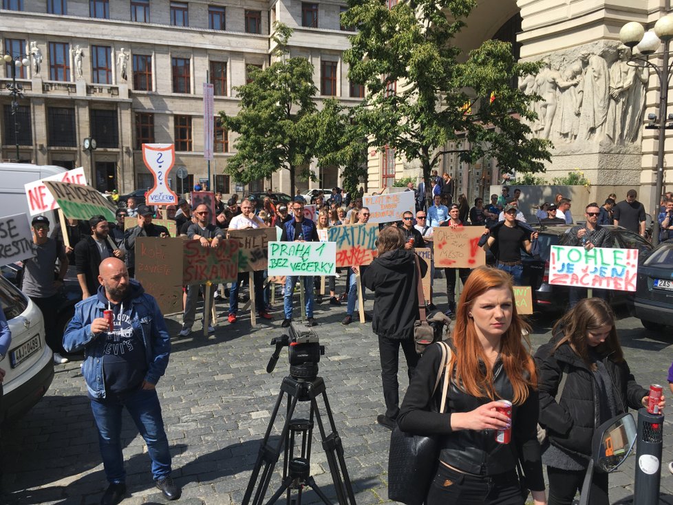 Demonstrace SOHO Prague před magistrátem na Mariánském náměstí