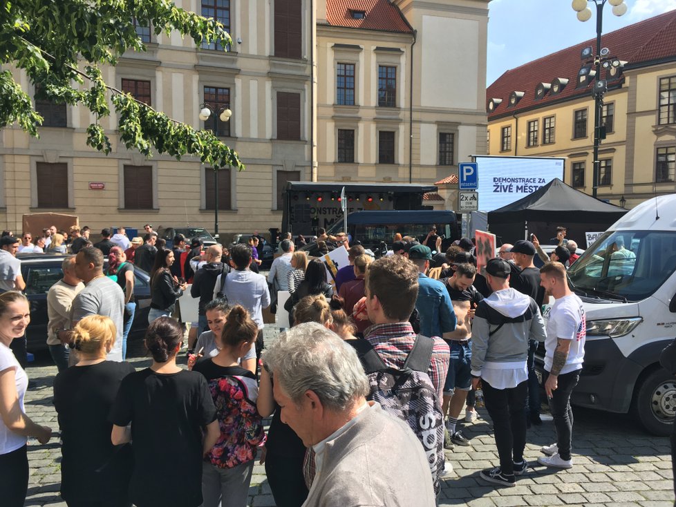 Demonstrace SOHO Prague před magistrátem na Mariánském náměstí