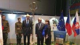 Michaela Šojdrová přišla s nápadem věnovat europarlamentu kříž. Kvůli byrokracii končil roky ve skříni