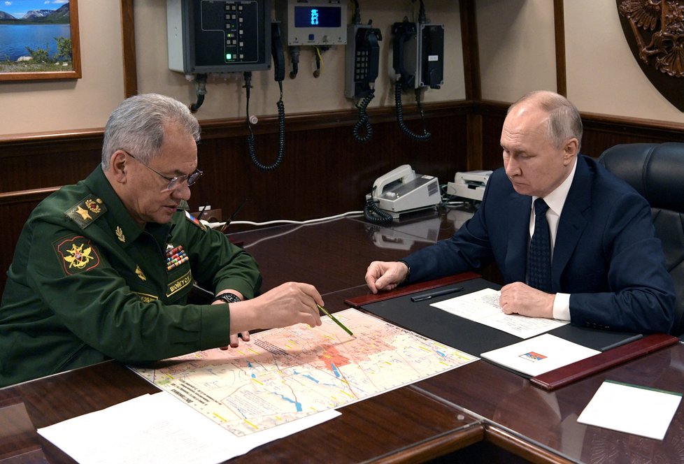 Ministr obrany Šojgu podal hlášení Vladimiru Putinovi (25. 12. 2023).