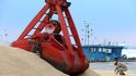 Vykládka sóji v čínském přístavu