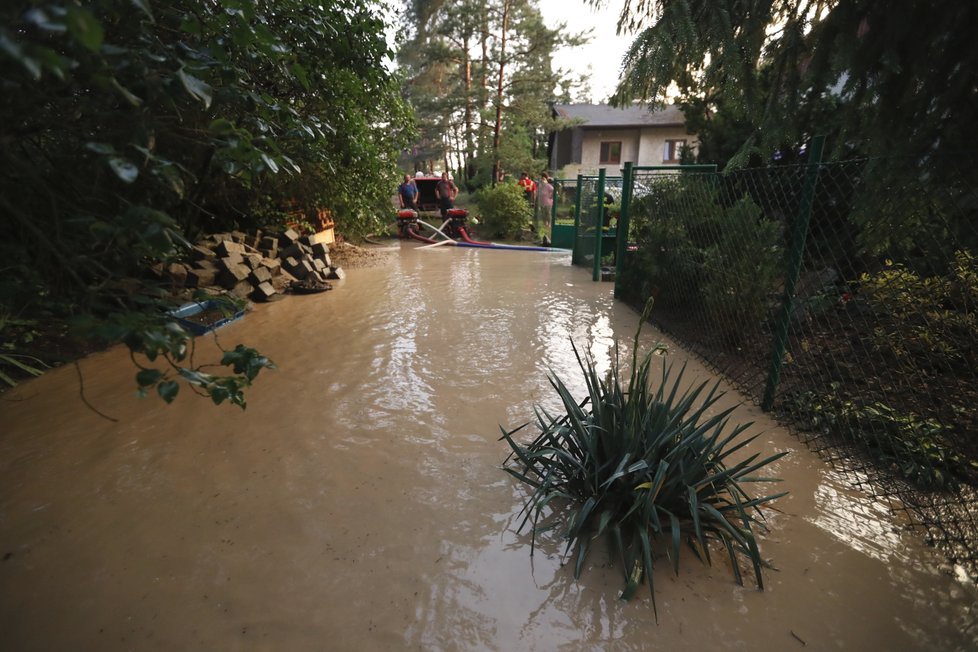 V Sojovicích voda z přívalových dešťů vyplavila školku (15.6.2019)