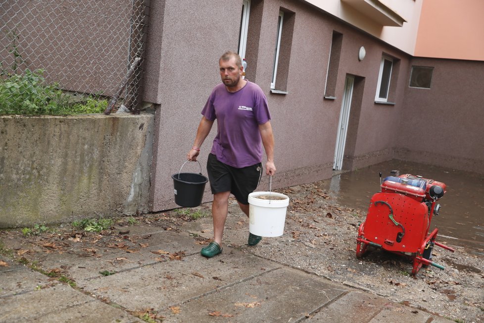 V Sojovicích voda z přívalových dešťů vyplavila školku (15.6.2019)