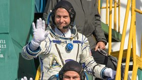 Nick Hague a Alexej Ovčinin před startem Sojuzu MS-10.