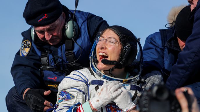 astronautka Christina Koch se raduje krátce po přistání ruské Sojuz MS-13