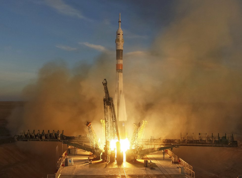 Ruský Sojuz s tříčlennou posádkou úspěšně přistál u ISS. (3.12.2018)