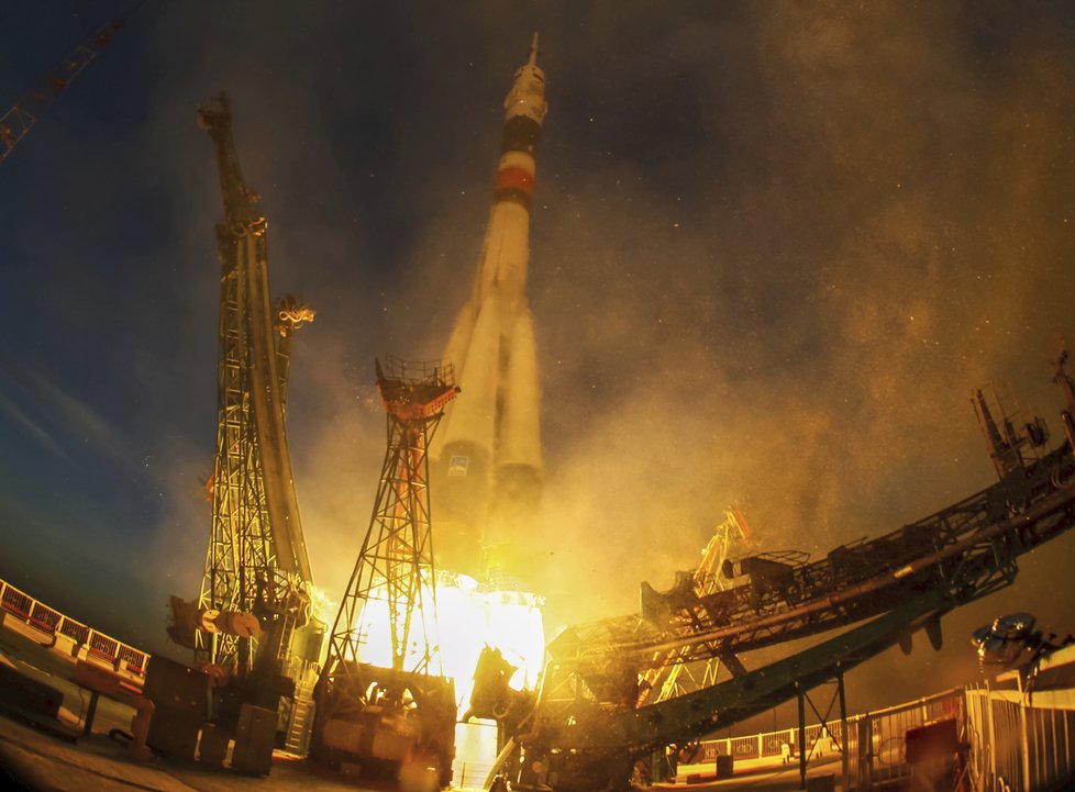 Ruský Sojuz s tříčlennou posádkou úspěšně přistál u ISS. (3.12.2018)