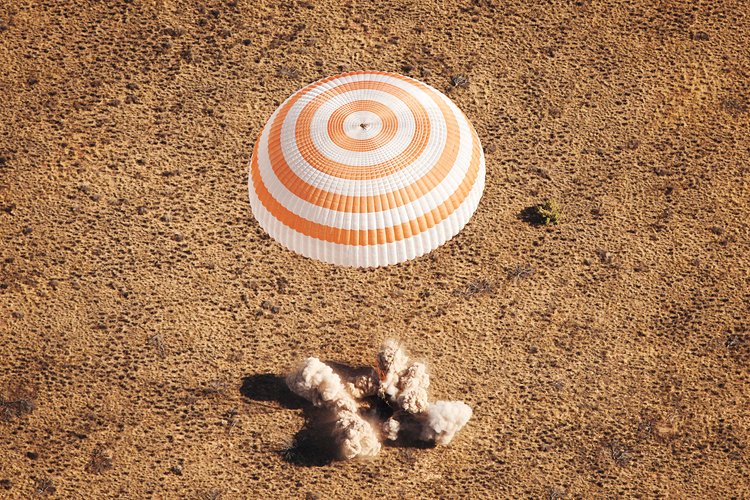 Takhle dnes přistávají v lodi Sojuz astronauti z Mezinárodní vesmírné stanice. Pro zraněného astronauta by byla vhodnější návrat v rakteropálnu