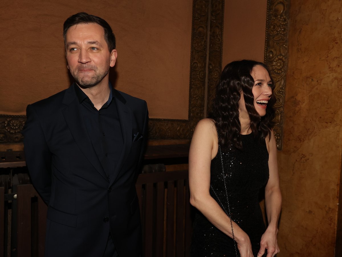 Ondřej Sokol na premiéře filmu se svou partnerkou Nikolou a hereckou kolegyní Terezou Kostkovou