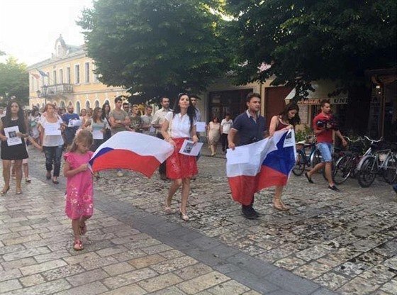 Albánci vraždu prožívají. Za spoluobčana se stydí a vyšli i do ulic s českými vlajkami.