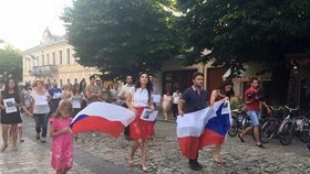 Albánci vraždu prožívají. Za spoluobčana se stydí a vyšli i do ulic s českými vlajkami.