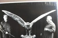 Na nuselskou sokolovnu se vrátí nacisty zničená socha sokola! Váží 150 kilo, rozpětí křídel má skoro tři metry