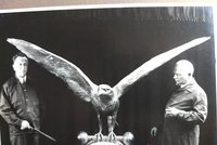 Na nuselskou sokolovnu se vrátí nacisty zničená socha sokola! Váží 150 kilo, rozpětí křídel má skoro tři metry