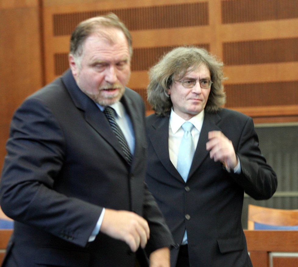 Tomáš Sokol (vpředu) hájil také Bohumila Kulínského, sbormistr Bambini di Praga, který dostal trest za zneužívání sboristek.
