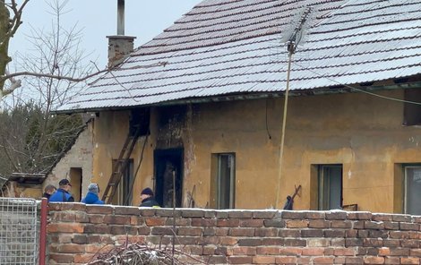 Na Nymbursku hořel dům, uvnitř byl nalezen mrtvý muž