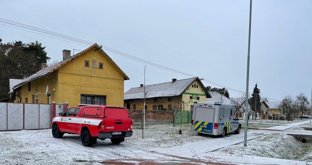 Noční požár domu na Nymbursku: Uvnitř byl nalezen mrtvý muž (†65)
