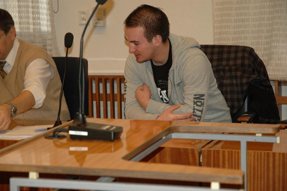 Aleš Sokolík se v soudní síni usmíval