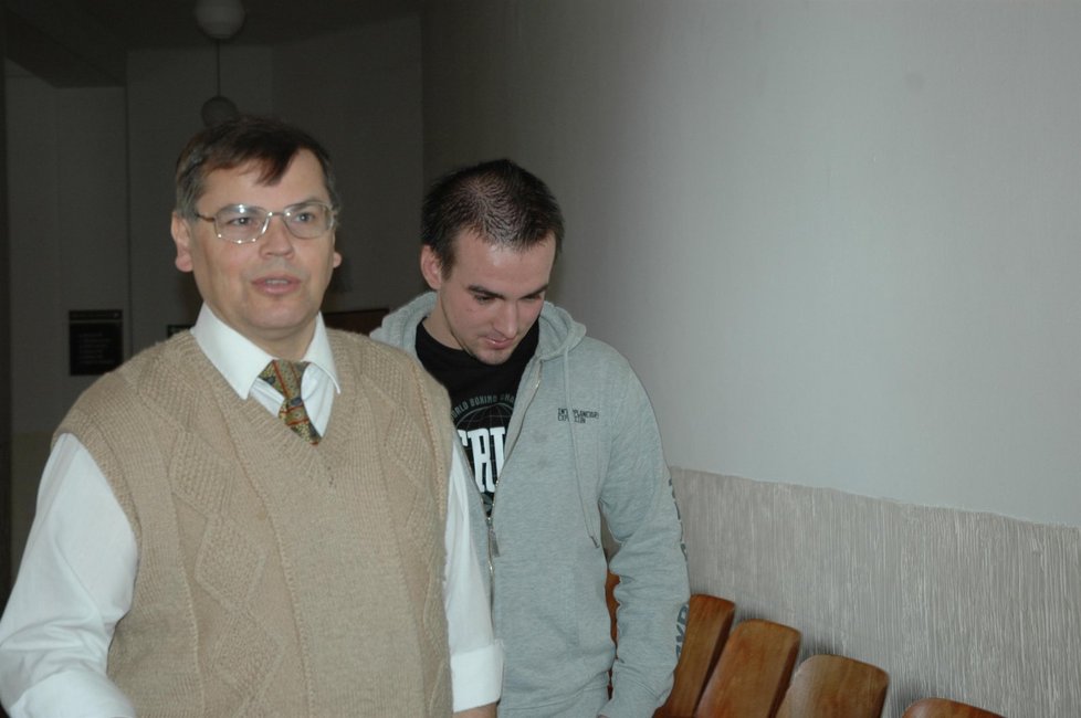 Aleš Sokolík se snažil před fotografy schovat za svého advokáta