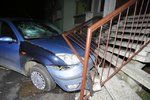 Tragická dopravní nehoda na Nymbursku připravila o život taxikáře, který během páteční noci v Poděbradech narazil autem do rodinného domu. (Ilustrační foto)