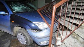 Opilý řidič (37) naboural osobním autem do schodů u vchodu do domu. Část jich spadla.