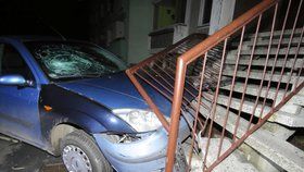 Opilý řidič (37) naboural osobním autem do schodů u vchodu do domu. Část jich spadla.